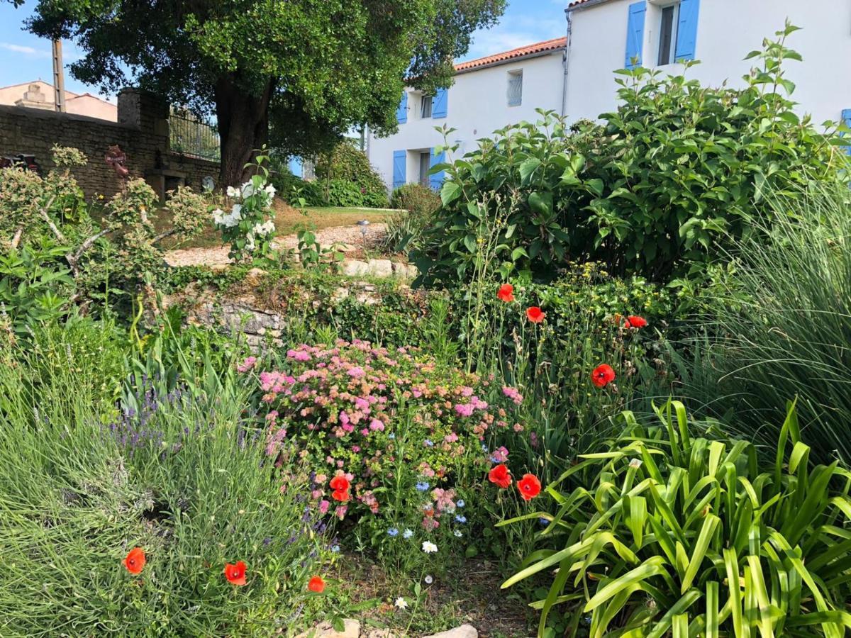 L'Enclos Bleu, Gite - Marais Poitevin Avec Piscine Chauffee Chaille-Les-Marais Exterior photo