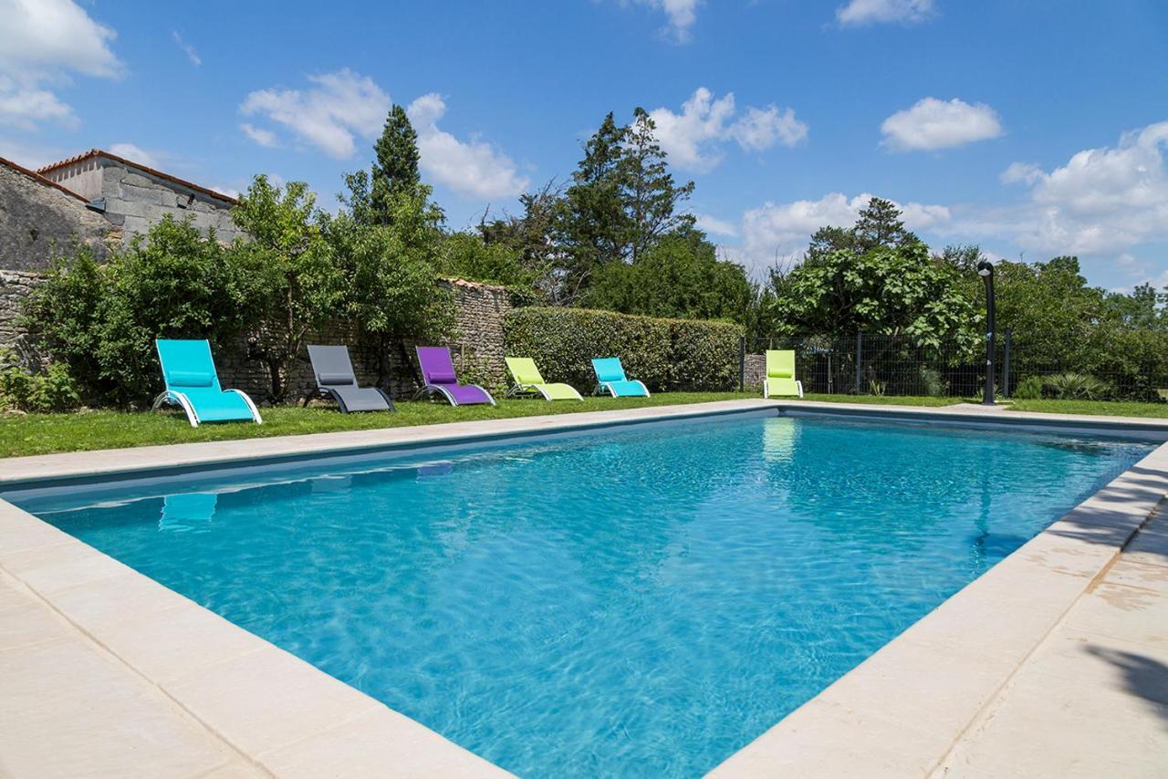 L'Enclos Bleu, Gite - Marais Poitevin Avec Piscine Chauffee Chaille-Les-Marais Exterior photo