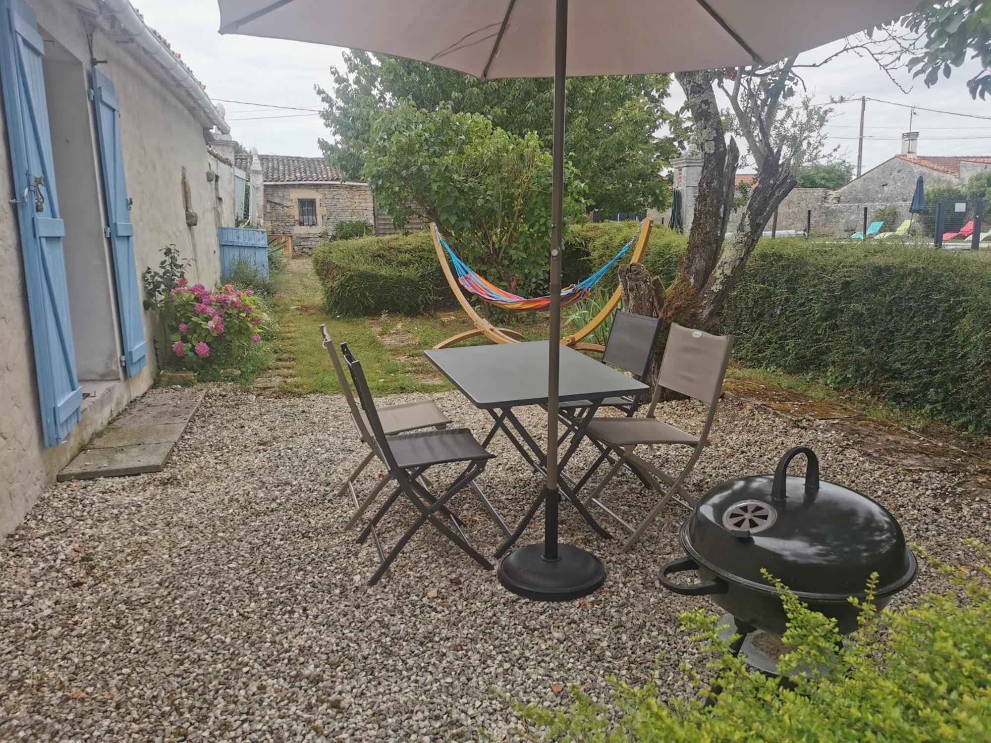L'Enclos Bleu, Gite - Marais Poitevin Avec Piscine Chauffee Chaille-Les-Marais Exterior photo