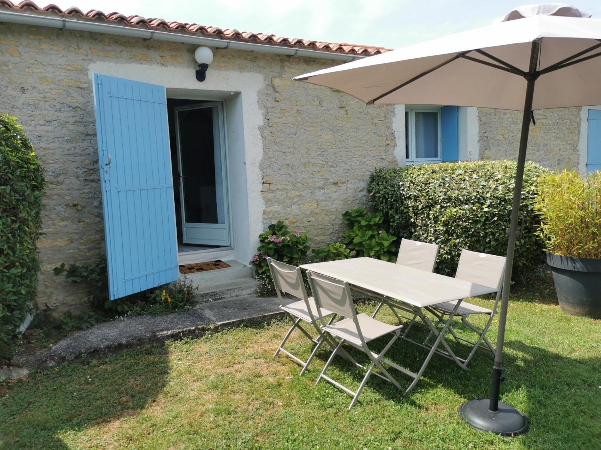 L'Enclos Bleu, Gite - Marais Poitevin Avec Piscine Chauffee Chaille-Les-Marais Exterior photo