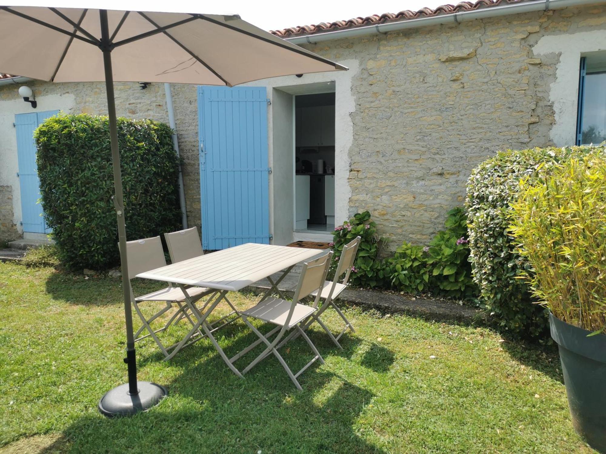 L'Enclos Bleu, Gite - Marais Poitevin Avec Piscine Chauffee Chaille-Les-Marais Exterior photo