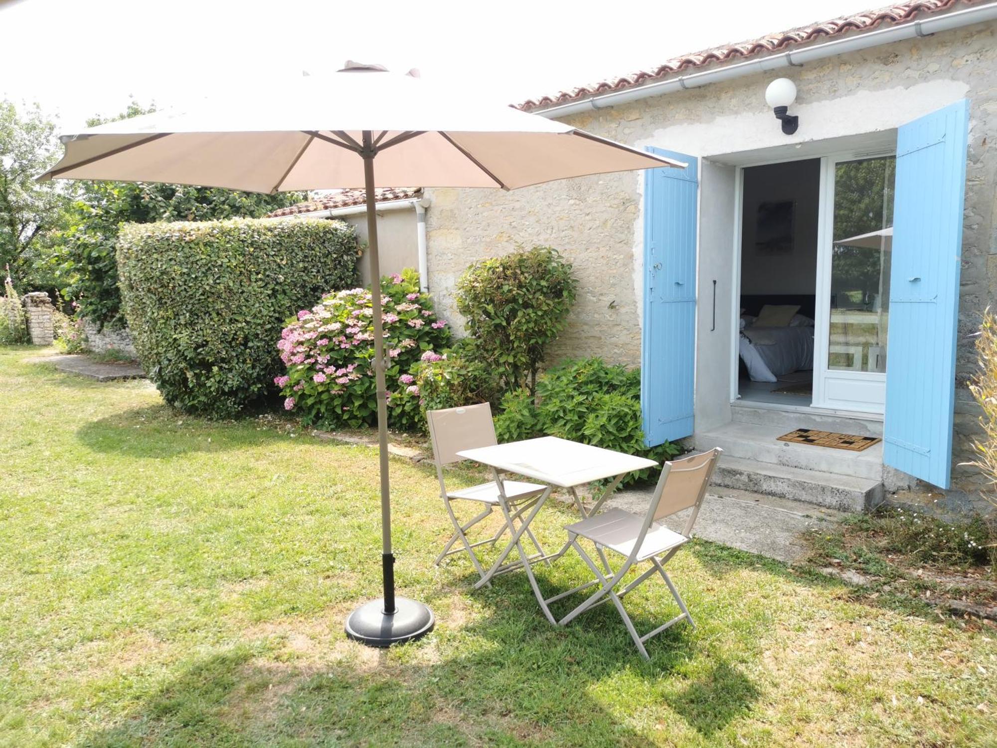 L'Enclos Bleu, Gite - Marais Poitevin Avec Piscine Chauffee Chaille-Les-Marais Exterior photo