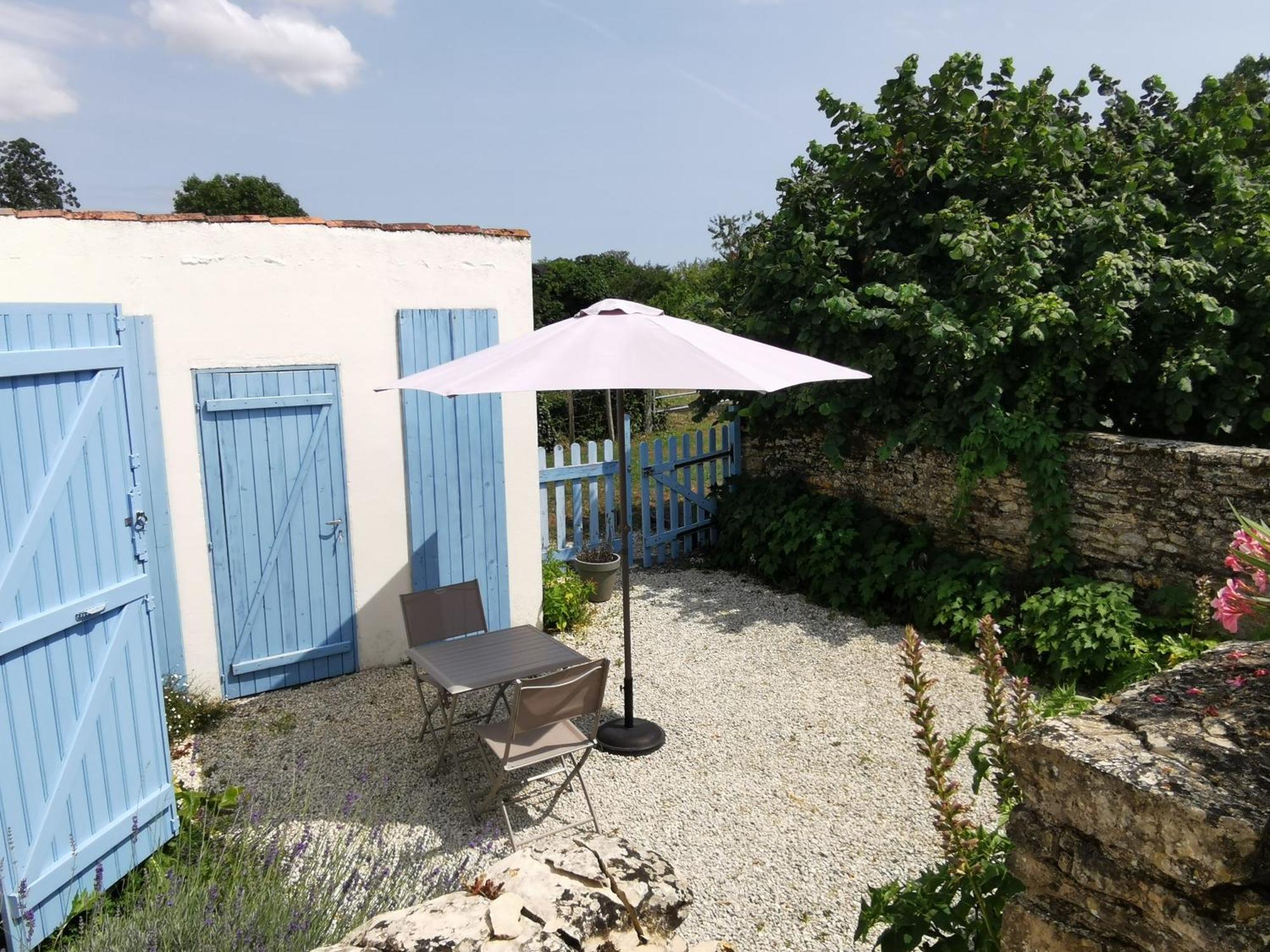 L'Enclos Bleu, Gite - Marais Poitevin Avec Piscine Chauffee Chaille-Les-Marais Exterior photo